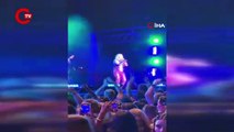 ABD’li sanatçı Bebe Rexha’nın suratına konser sırasında telefon fırlatıldı