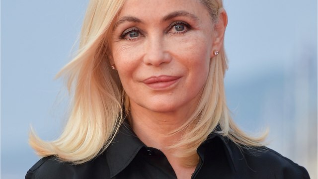 GALA VIDEO - PHOTOS - Emmanuelle Béart au bras de son mari : le couple fait une rare apparition