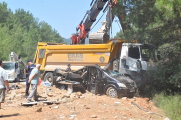 Hafriyat kamyonu minibüsün üzerine devrildi, iş insanı öldü 2 kişi yaralandı