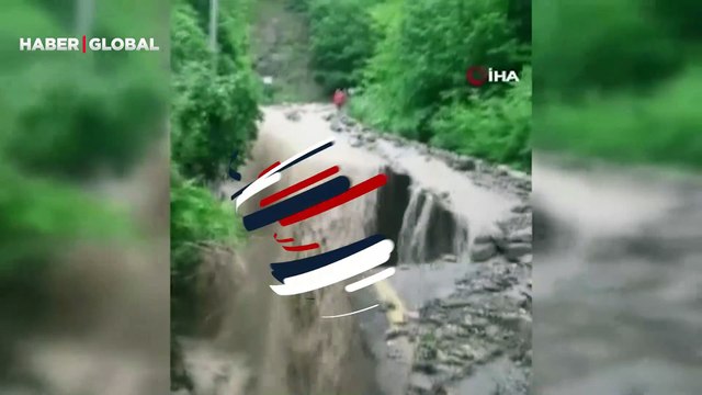 Taş ve kaya parçaları yollara savruldu! Şiddetli yağmur yolu çökertti, sular adeta şelale gibi aktı