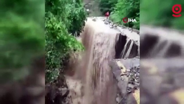 Şiddetli yağmur yolu çökertti, sular adeta şelale gibi aktı