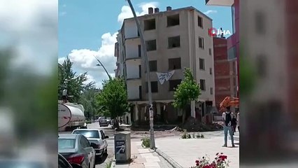 Elazığ'da ağır hasarlı bina kontrollü yıkıldı