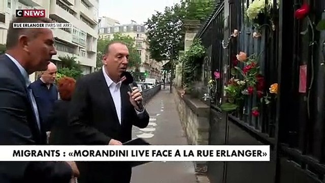 Face à la rue : Jean-Marc Morandini sur le terrain, ce matin sur CNews, tente d’entrer dans les lieux occupés par 650 migrants rue Erlanger à Paris : « On est venu sans sécurité, sans police pour parler avec vous !