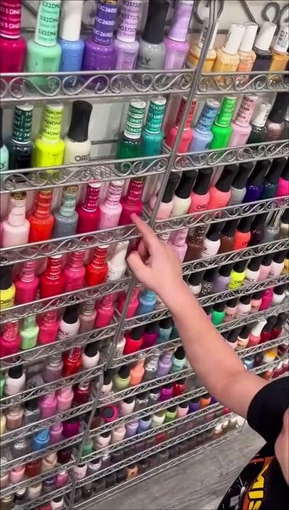 Professora disse que pintar unhas era para meninas. Pai leva-o a manicure