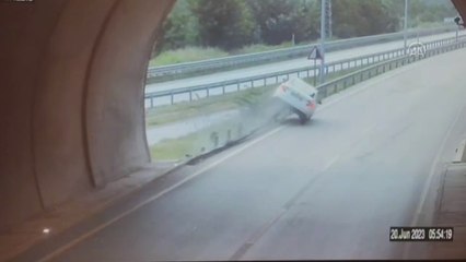 Otomobilin bariyerlerde sürüklenme anı güvenlik kamerasında