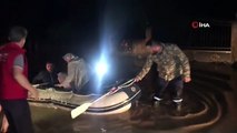 Sakarya'da sel sularında mahsur kalanlar botlarla kurtarıldı