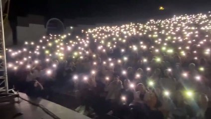 Cem Adrian konserine büyük ilgi! Yağmur bile hayranlarını durduramadı