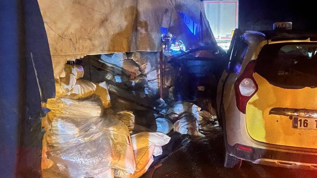 Devrilen tırdan dökülen malzemelere çarpan taksideki 1 kişi öldü, 2 kişi yaralandı
