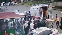 Motosikletteki gençler hatalı dönüş yapan araçla çarpıştı... O anlar kamerada