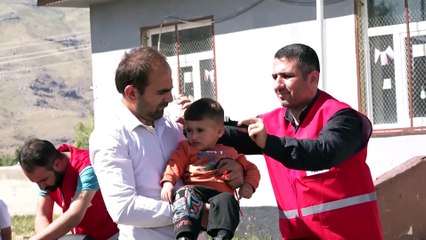 Скачать видео: Türk Kızılay gönüllüleri Van'da engelli, yaşlı ve çocukların bayram tıraşını yapıyor