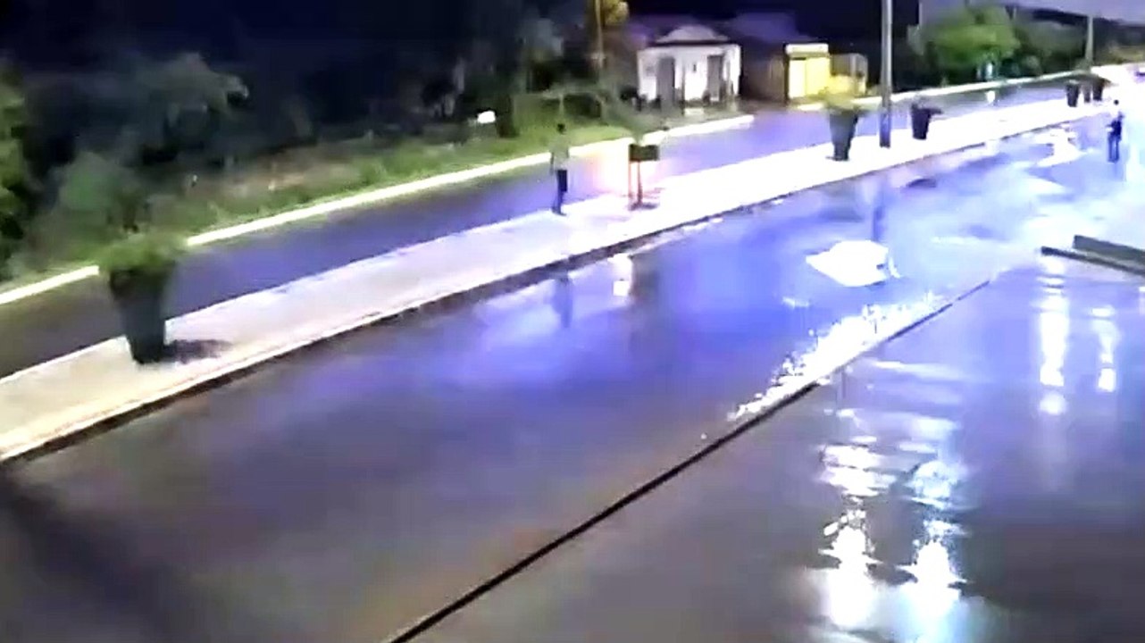 Pedestre se livra de atropelamento após carro passar desgovernado em via