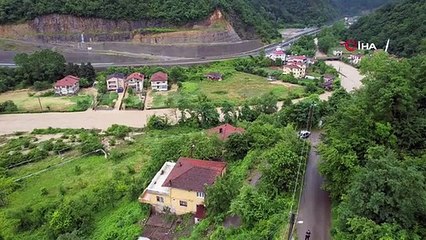 Le pont a été détruit par l'inondation du ruisseau Ilıksu et la gendarmerie a fermé la route aux transports.