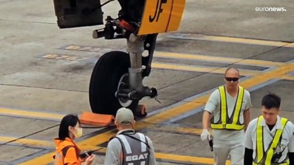 شاهد: طائرة مدنية تهبط في مطار تايوان الدولة بعجلة أمامية واحدة