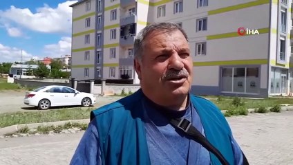 Adolescent avec des problèmes psychologiques suspects se promenant dans des vêtements pour femmes à Kars