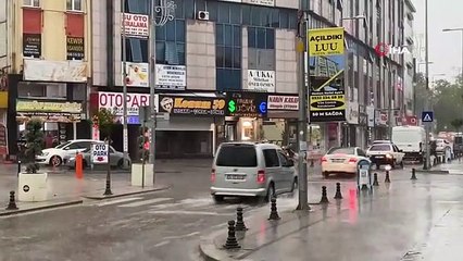 Aniden bastıran yağmur 10 dakikada yolları göle çevirdi