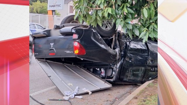 Motorista de van fura o sinal e causa capotamento em Curitiba; vídeo