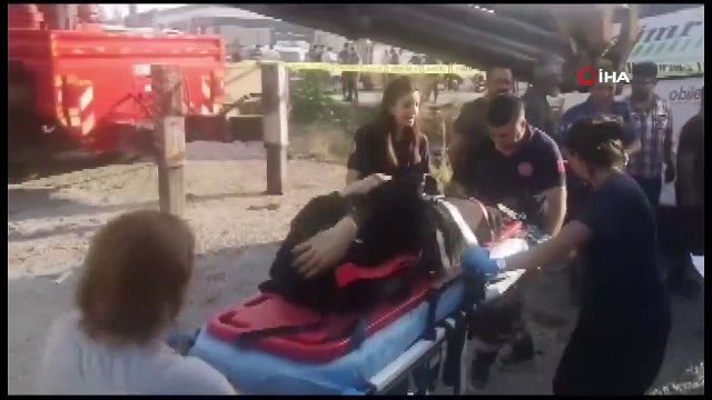 Un bus de passagers est entré en collision avec un camion et a volé dans le lit d'un cours d'eau : 1 mort, 28 blessés