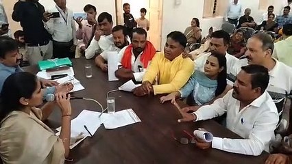 Video herunterladen: नपा विशेष सम्मेलन में फिर आमने-सामने हुए पार्षद, जमकर हुई तू-तू, मैं-मैं