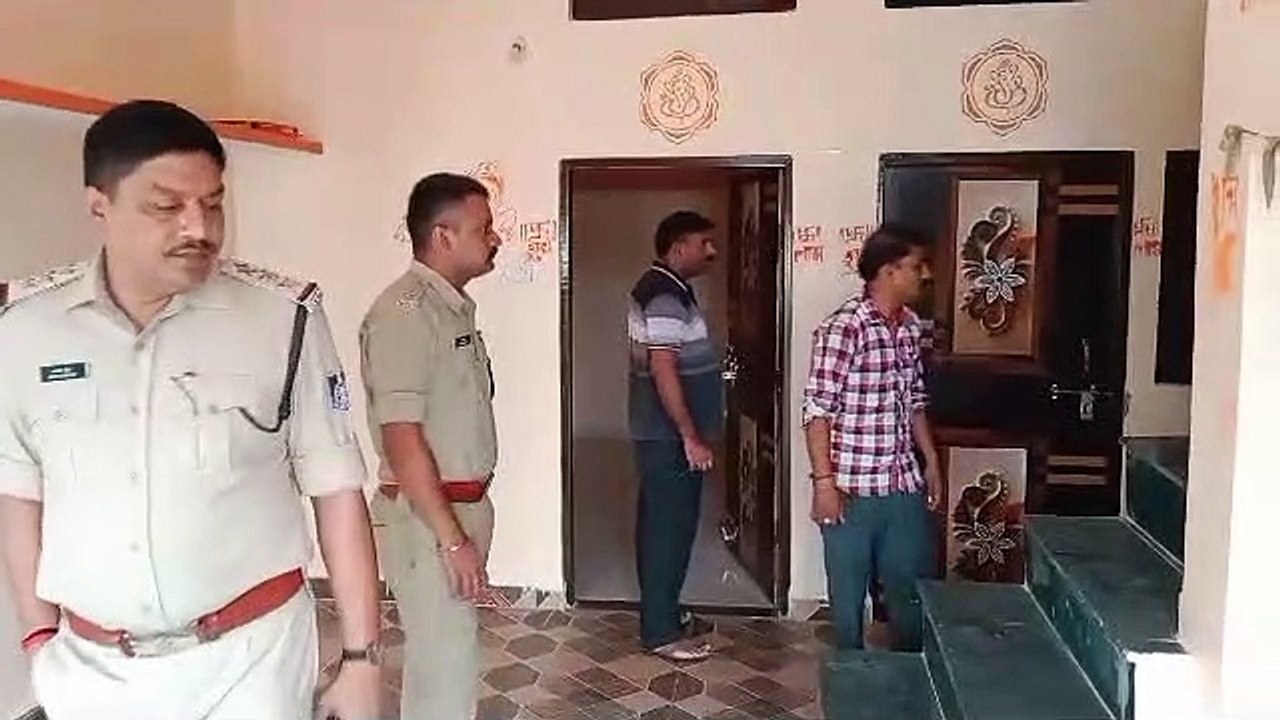 साहब सुनिए मेरे घर के भी ताले टूटे हैं