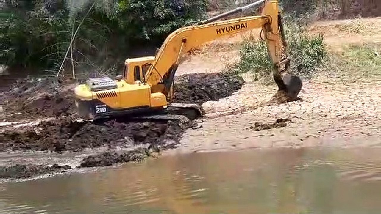 डोह से पानी लाने नदी में उतारी पोकलेन मशीन