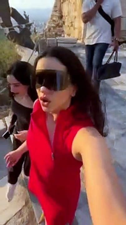 Rosalia: Στην Ακρόπολη η Ισπανίδα σταρ λίγο πρι...