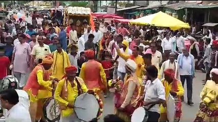 God came out riding on the chariot, toured the city