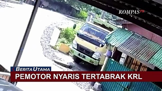Detik-Detik Pemotor Nyaris Tertabrak KRL Commuter Line di Perlintasan Kereta Kalideres!