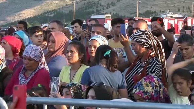 Yavuz Bingöl a rencontré des survivants du tremblement de terre avec sa tournée 50 ans sans Aşık Veysel