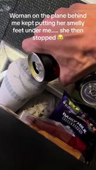 Homem despeja refrigerante sobre pés de passageira