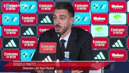 Joselu Mato, visiblemente emocionado, celebra su regreso al Real Madrid