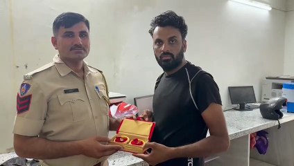 कार की छत पर जेवर भूले, राहगीर ले गया, फुटेज से जेवर मिले