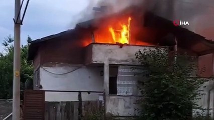 Le grenier d'une maison en flammes