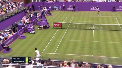 Alcaraz battles to earn first Queen's win