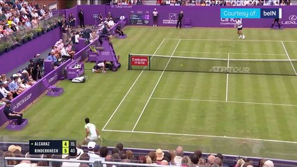 Alcaraz battles to earn first Queen's win