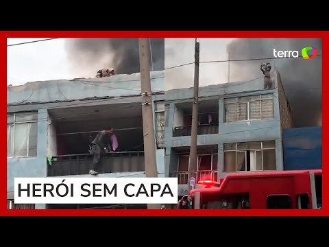 Homem em situação de rua escala prédio para salvar 25 cães em incêndio no Peru