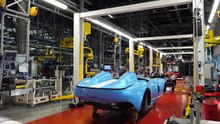 Ferrari a Maranello, i meccanici al lavoro