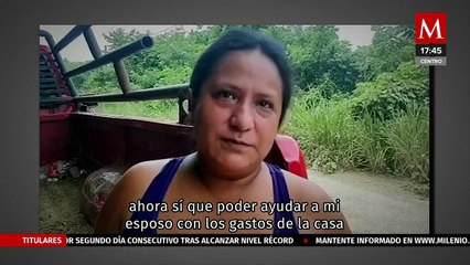 Mujer tapa baches en el municipio de Huejutla, Hidalgo para ayudar a su esposo