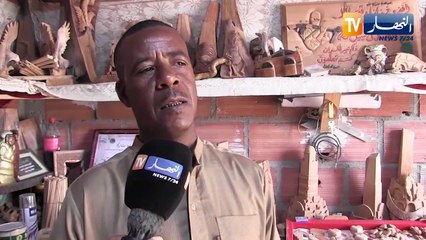 تقرت: حسان بوبكري.. حرفي يحول بقايا النخيل إلى تحف فنية