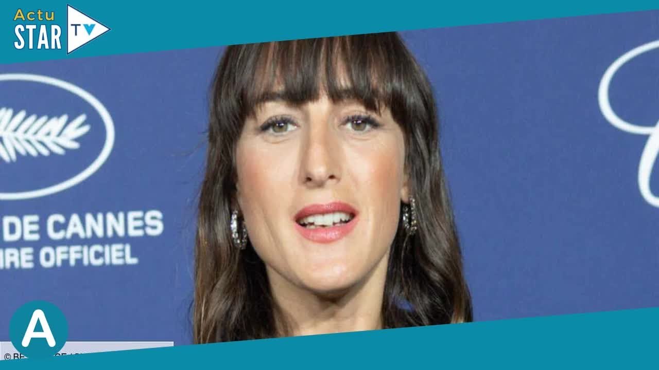 « C'est fou » : Juliette Armanet chante en pleine rue avec une chorale qui reprend un de ses tubes