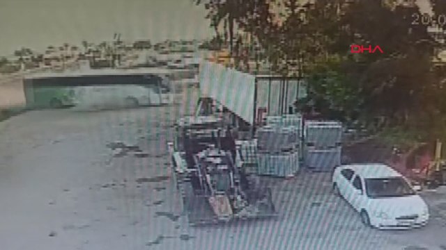 Mersin'de yolcu otobüsü ile kamyon çarpıştı o anlar kamerada