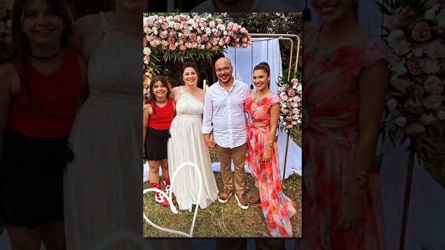 La mère de l'actrice Biran Damla Yılmaz était assise sur la table de mariage