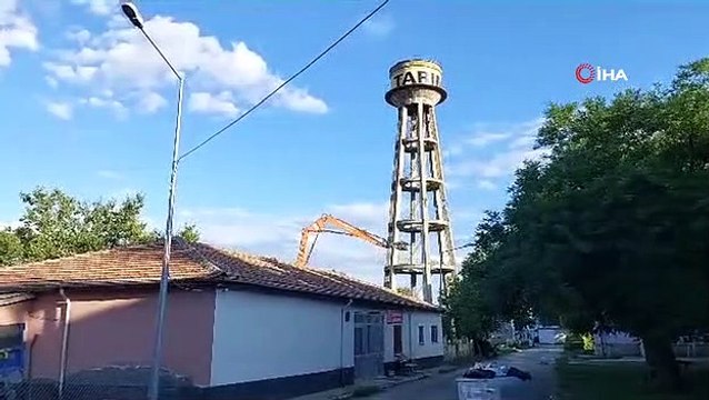 Le réservoir d'eau fortement endommagé a été démoli d'une seule touche à Elazig
