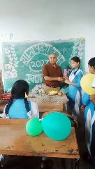 कन्या शाला में नवोदित छात्राओं का तिलक लगाकर कराया प्रवेश