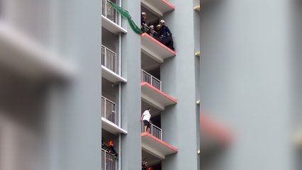 Singapur Sivil Savunma Gücü'nün intihar etmek üzere olan kadını kurtarma yöntemi