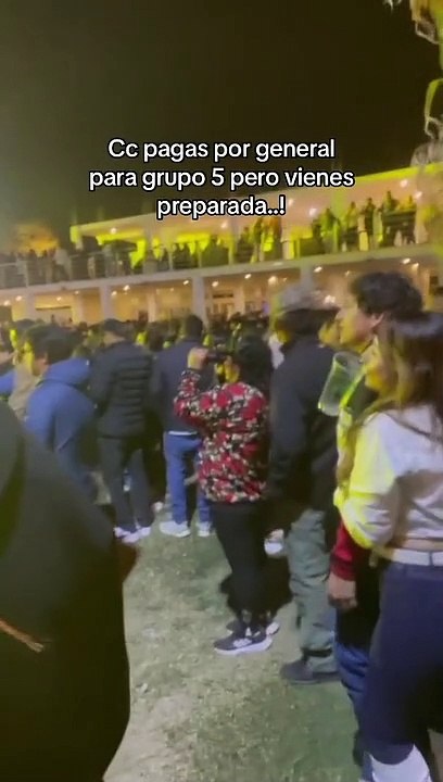 Señora asiste al concierto del Grupo 5 con binoculares para verlos mejor