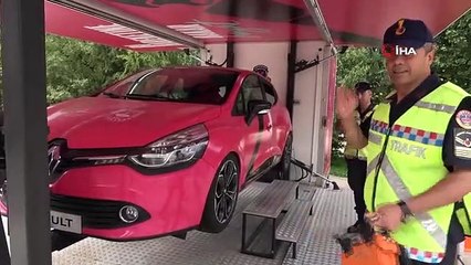 Ardahan'da Jandarma Mobil Eğitim Tırı ile Vatandaşlara Trafik Eğitimi Veriliyor