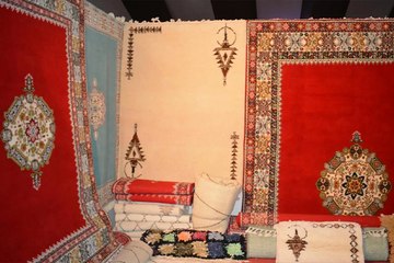 بيع "حصيرة عادية" بـ20 مليون سنتيم.. عملية نصب على سائحة أمريكية في فاس تورّط مرشدا سياحيا