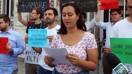 Download Video: Milano, la protesta degli studenti davanti all'ospedale militare di Baggio