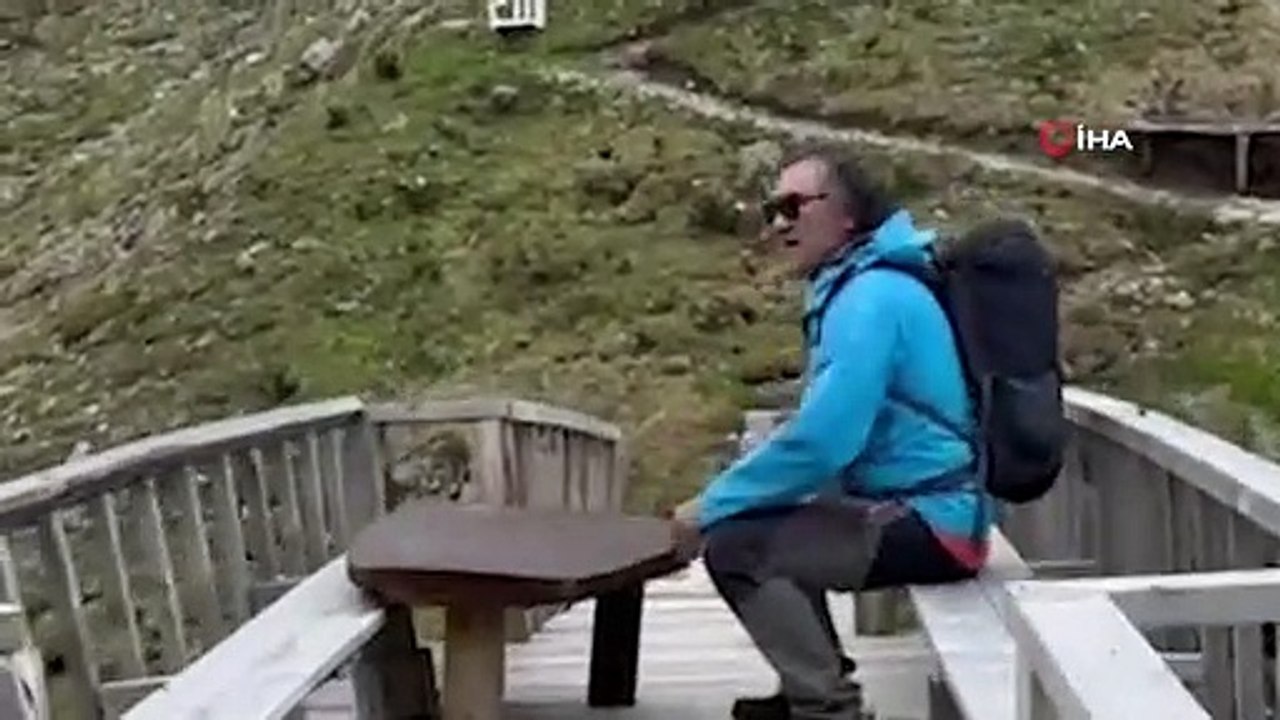 Kaçkar Dağları eteklerindeki buz tutmuş göle girerek yüzdü