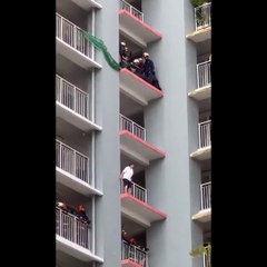 Singapur'da intihar etmek isteyen kadına yapılan müdahale film sahnesini aratmadı!